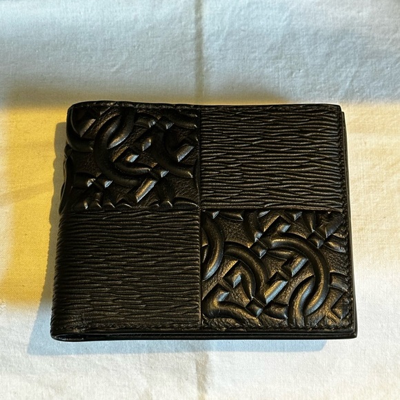 SALVATORE FERRAGAMO Brand New Black Leather Gancini Embossed Wallet - Picture 2 of 6